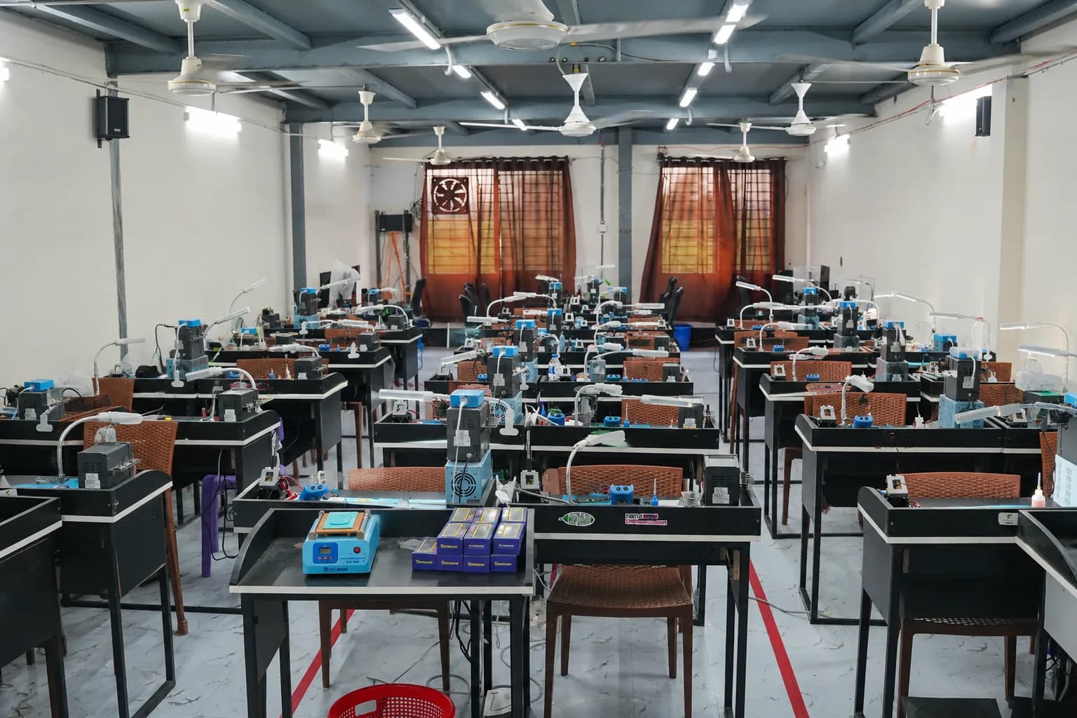 আধুনিক ল্যাব