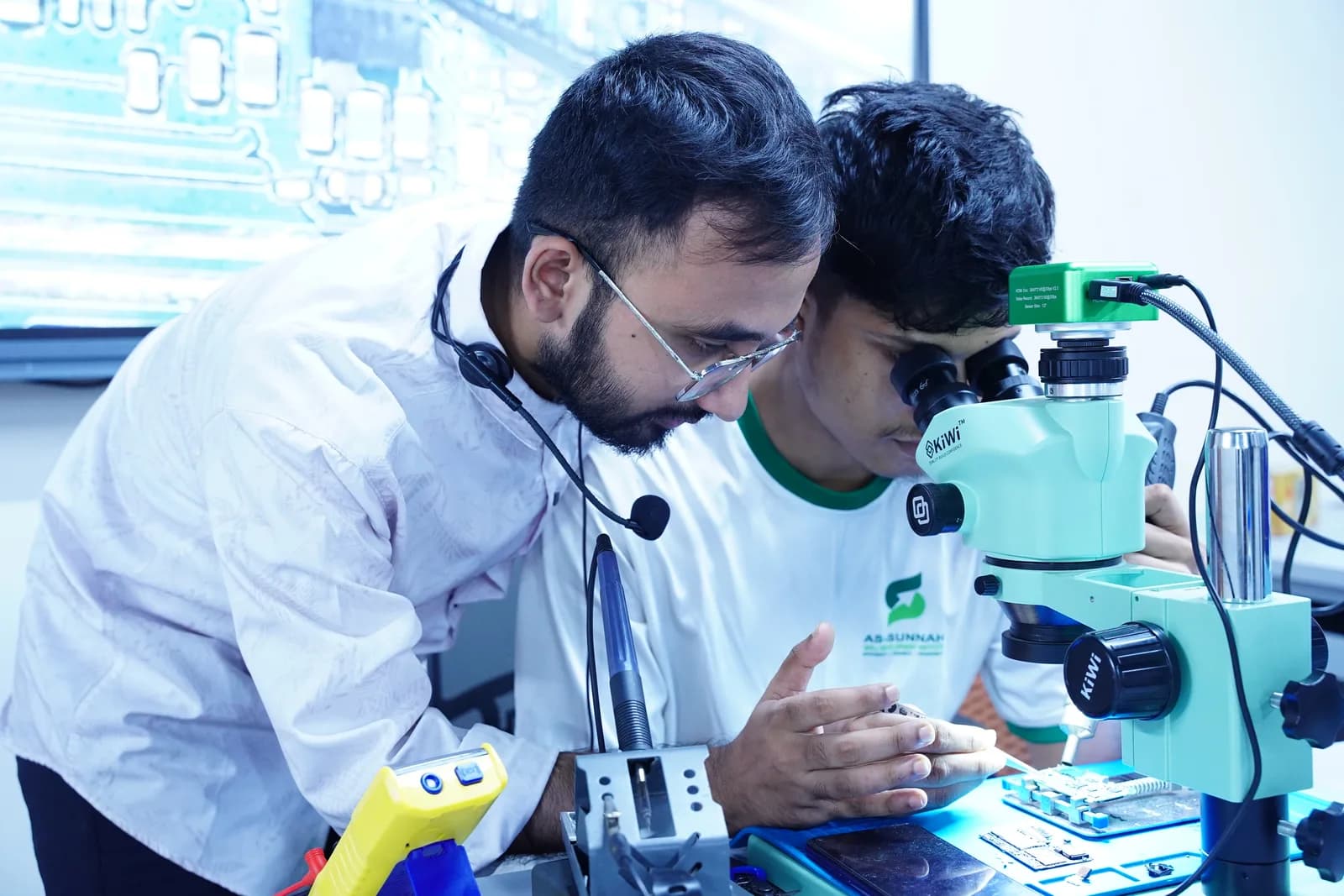 মোবাইল ফোন রিপেয়ার ট্রেনিং প্রোগ্রাম — ছবি 10